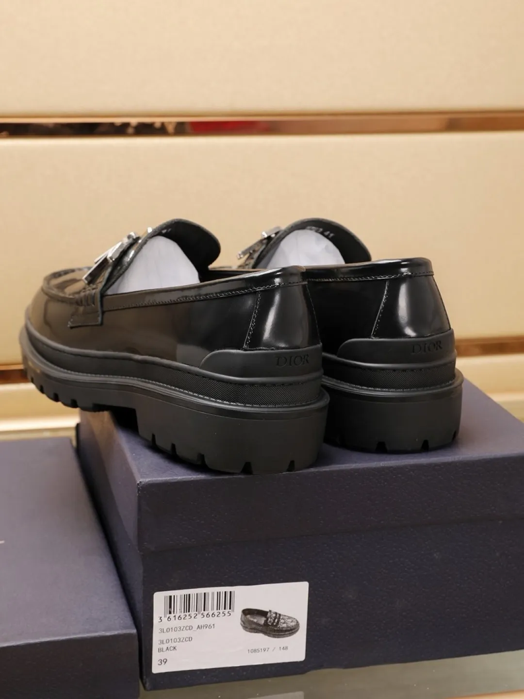 Factory P460💰dior 🆕Men's classic loafers, which combine classic shoe styles with retro California style. Slipper style design, easy to put on and take off. Crafted from smooth top-grain cowhide leather, they feature a rubber lugged sole and the DIO* AND SHAWN signature in brass and enamel. Wear it with casual clothing or a suit. Size: 38-44 (45.46 customized)
